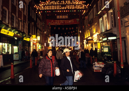 La gente sulla splendidamente illuminate strade di China Town a Londra Foto Stock