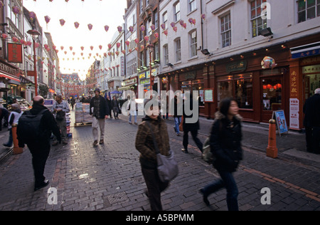 Le strade di Chinatown sono splendidamente decorate con lanterne cinesi durante i festival di Londra Foto Stock