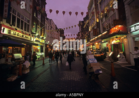 Le strade di Chinatown sono splendidamente decorate con lanterne cinesi durante il festival a Londra Foto Stock