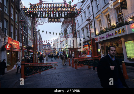 Arco cinese all'entrata di Chinatown, London, England, Regno Unito Foto Stock