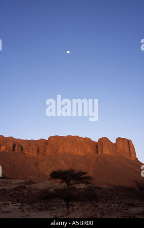 Sahara centrale al crepuscolo, Tassili N Ajjjer scotta nell'Algeria meridionale Foto Stock