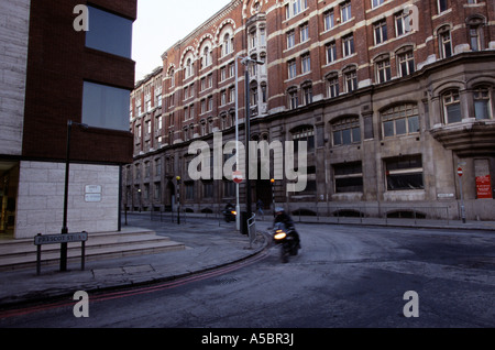 Un motociclo rigidi passato su una strada di Londra Foto Stock