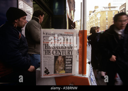 Un uomo vendita di sera giornale standard per le strade di Londra Foto Stock