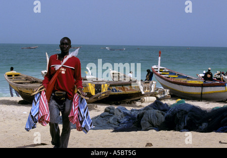Un fornitore di spiaggia rendendo il suo giro sulla spiaggia di Nouakchott Foto Stock
