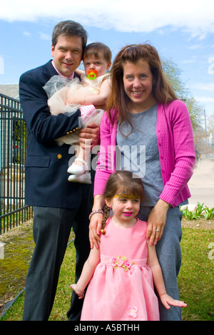 La famiglia felice vestito in abiti di Pasqua. St Paul Minnesota USA Foto Stock