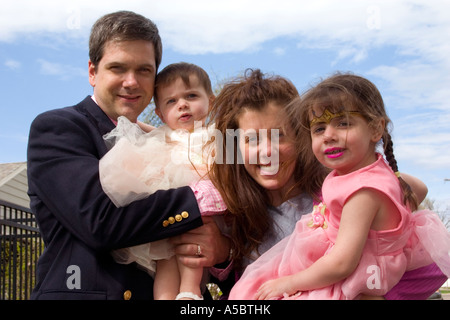 Famiglia vestito in abiti di Pasqua. St Paul Minnesota USA Foto Stock