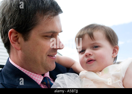 Ritratto orizzontale di orgogliosi genitori e la loro bambina vestito per  il suo primo compleanno Foto stock - Alamy