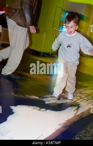 Tre anni di old boy in esecuzione sul piano mappa presso il Museo della Scienza con il papà età 38. St Paul Minnesota USA Foto Stock