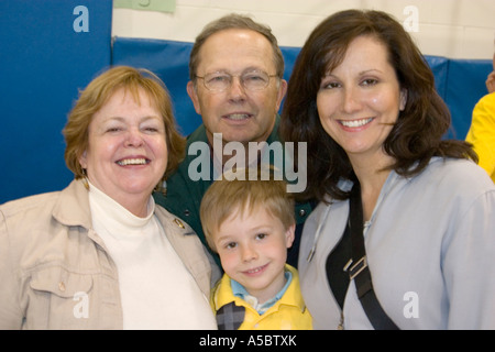 La famiglia che frequentano gli studenti performance musicale. Horace Mann scuola elementare St Paul Minnesota USA Foto Stock