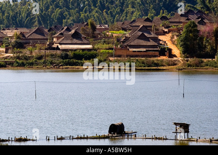 Hani di minoranze etniche Akha villaggio di case di legno Gelanghe Xishuangbanna Cina Foto Stock