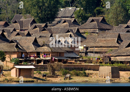 Hani di minoranze etniche Akha villaggio di case di legno Gelanghe Xishuangbanna Cina Foto Stock