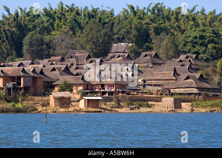 Hani di minoranze etniche Akha villaggio di case di legno Gelanghe Xishuangbanna Cina Foto Stock