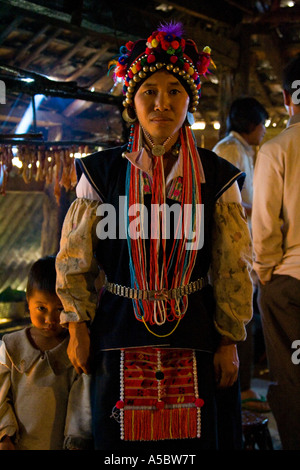 Giovani Akha Hani donna Gelanghe, Xishuangbanna, il sud dello Yunnan, Cina Foto Stock