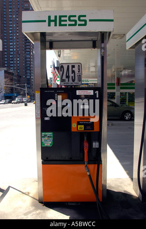 Un diesel pompa a gas a Hess stazione di benzina Foto Stock