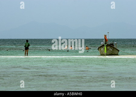 I visitatori lo snorkel off la bassa marea sabbia bar tra Ko Tup e Ko Kai isole vicino Krabi Thailandia Foto Stock