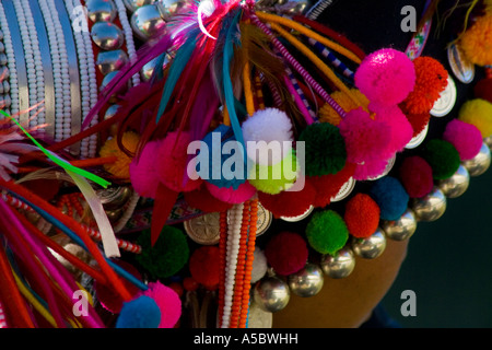 Copricapo ornati di un Akha Hani sposa Gelanghe, Xishuangbanna, sud della provincia di Yunnan in Cina Foto Stock