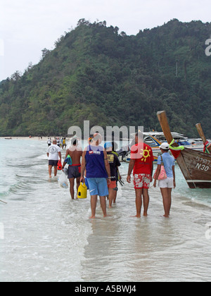 Trippers giorno e barche arrivano a bassa marea sabbia bar tra Ko Tup e Ko isole di pollo vicino a Krabi Thailandia Foto Stock