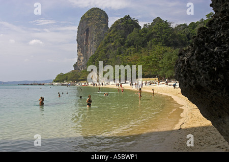 Hat Phra Nang Beach dalla principessa Grotta Railay vicino a Krabi Thailandia Foto Stock