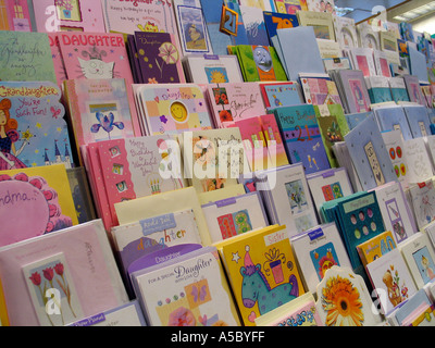 Biglietti di auguri sul display in un negozio Foto Stock