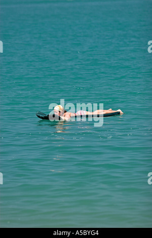 Donna tans galleggiante sul letto aria Spiaggia Bo Phut nord Ko Samui Thailandia Foto Stock