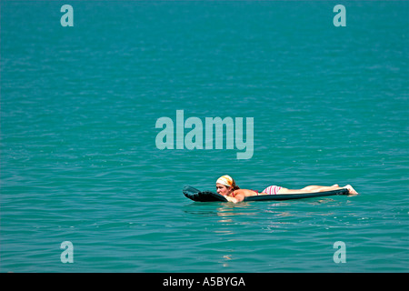 Donna galleggianti e tans sul materasso ad aria Spiaggia Bo Phut nord Ko Samui Thailandia Foto Stock