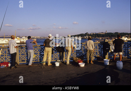 Istanbul, pescatori sul Galata Kšnrüsü, Turchia Foto Stock