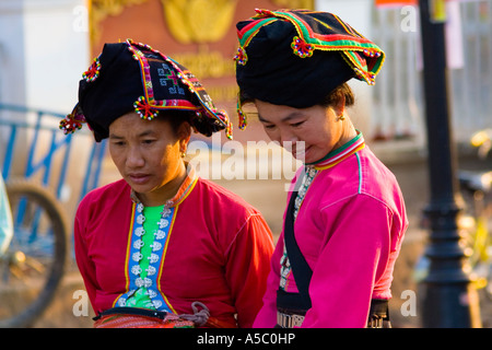 Tradizionale donne Hmong Artigianato Mercato Notturno Luang Prabang Laos Foto Stock