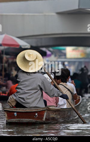 Mercato Galleggiante di attrazione turistica Damnoen Saduak vicino a Bangkok in Tailandia Foto Stock