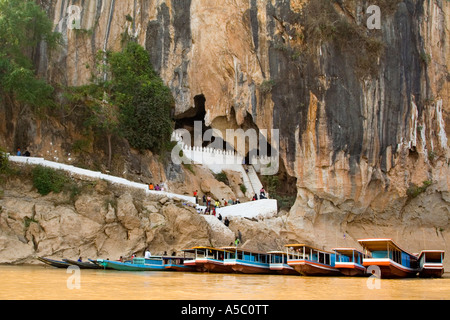Pak Ou la grotta e le imbarcazioni turistiche Luang Prabang Laos Foto Stock