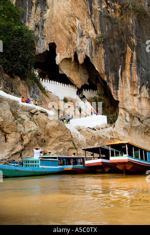 Pak Ou la grotta e le imbarcazioni turistiche Luang Prabang Laos Foto Stock