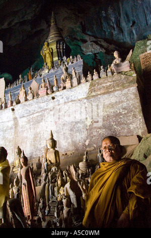 Monaco e statue di Buddha all'interno di Pak Ou Grotta Luang Prabang Laos Foto Stock