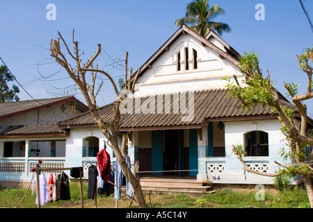 Francese antico ospedale coloniale ora Squatter Residence Luang Prabang Laos Foto Stock