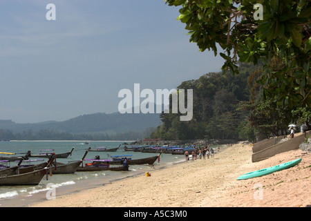 Longtail tradizionali barche con la preghiera buddista sciarpe tirata sulla spiaggia di Phi Phi Island Thailandia Foto Stock