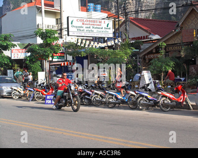 L'uomo su grandi motociclo Ao Nang Main Street vicino a Krabi Thailandia Foto Stock