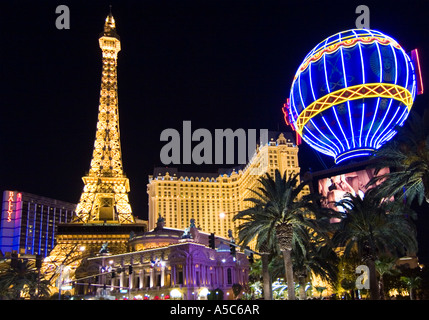 In notturna di vista esterna del Paris Resort and Casino, Las Vegas, Nevada, STATI UNITI D'AMERICA Foto Stock