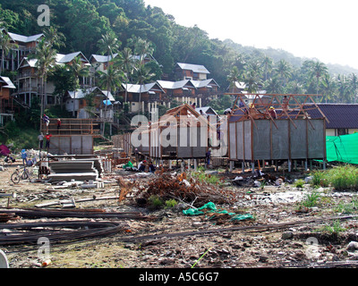 La ricostruzione e la ricostruzione di bungalows vicino Ao Lo Dalam Phi Phi Island dopo lo tsunami Thailandia Foto Stock