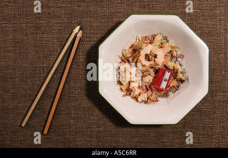 Red temperamatite con due matite colorate Foto Stock