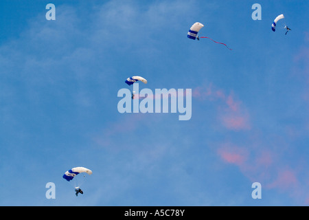 Ali di Blue Air force cadetti team paracadute Foto Stock