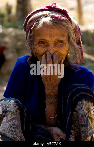 Espressivo laotiana vecchia donna Udomxai o Muang Xai Laos Foto Stock