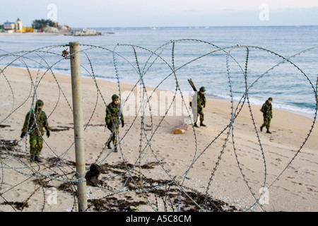 Coreano soldati dell esercito Marching Beach Patrol al confine con la Nord Corea Corea Foto Stock