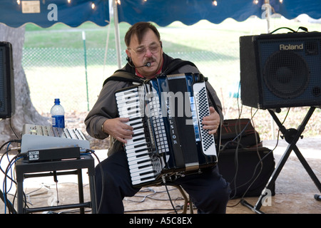 Missouri MO USA una fisarmonica giocatore giocare Polka nell'Oktoberfest Hermann MO Ottobre 2006 Foto Stock