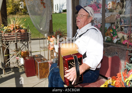 Missouri MO USA una vecchia fisarmonica giocatore giocare Polka in Kimmswick MO Ottobre 2006 Foto Stock