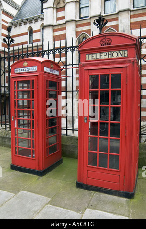 Rosso di due cabine telefoniche Foto Stock