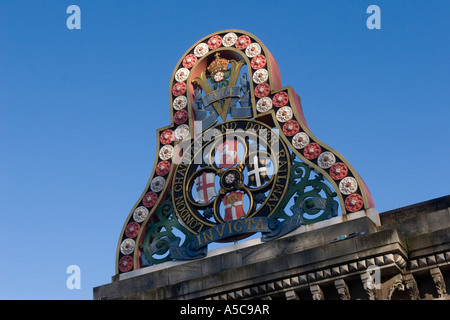 Londra Chatham e Dover ferroviaria emblema del logo da Blackfriars Bridge London REGNO UNITO Foto Stock