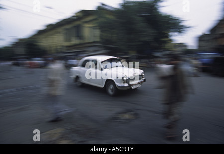 Ambasciatore bianco taxi in Kolkata, India. (Sfumata movimento) Foto Stock