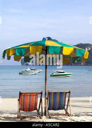 Due sedie a sdraio e ombrellone Ao Lo Dalam beach Phi Phi Island Thailandia Foto Stock