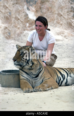 Tiger tempio vicino a Kanchanaburi Thailandia Foto Stock