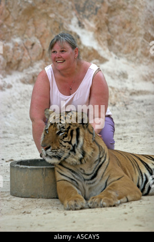 Tiger tempio vicino a Kanchanaburi Thailandia Foto Stock