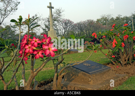 Chungkai Cimitero di guerra nei pressi di Kanchanaburi Thailandia Foto Stock