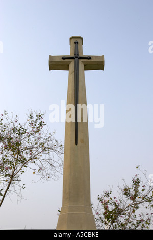 Croce di pietra a Chungkai Cimitero di guerra nei pressi di Kanchanaburi Thailandia Foto Stock